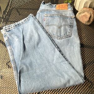 Levis 550 relaxed fit w distressed knee